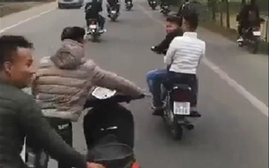 Nhóm thanh niên đi xe máy đầu trần, đánh võng "cợt nhả" trước đầu xe ô tô chở tân binh