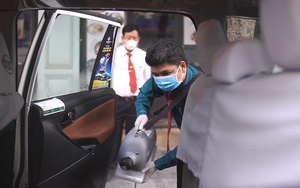 [VIDEO] - Tài xế taxi tại TP HCM được trang bị bình xịt phòng chống dịch Corona
