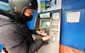 Tiếp xúc hàng trăm người/ngày nhưng ATM không có nước sát khuẩn, cồn rửa tay phòng Covid-19