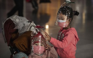 7 ngày qua ảnh: Trẻ em đội chai nhựa kín đầu để tránh virus corona