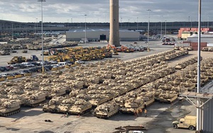 Phát hoảng với rừng xe bọc thép Mỹ tập kết ở biên giới Nga để tập trận với NATO