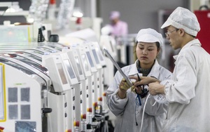 Khan hiếm lao động vì COVID-19, nhà sản xuất iPhone quyết thưởng nóng 1000 USD cho công nhân mới