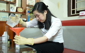 Nữ kỹ sư pha chế hàng trăm lọ dung dịch nước rửa tay khô phát miễn phí để phòng dịch Covid-19