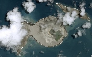 Thiên nhiên kỳ bí: Hòn đảo bí ẩn đột ngột xuất hiện sau lớp tro bụi núi lửa