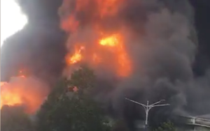 Cháy ngùn ngụt ở khu công nghiệp tại Bình Dương, cột khói cao hàng chục mét