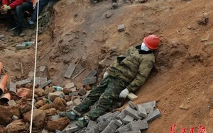 24h qua ảnh: Công nhân ngủ giữa sỏi đá khi xây bệnh viện dã chiến ở Vũ Hán