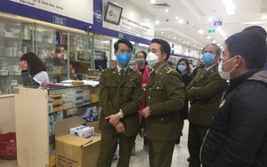 Chủ cửa hàng tại chợ thuốc Hapulico giải thích lí do treo biển "không bán khẩu trang"