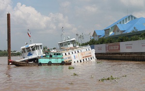 Tàu chở hàng đâm trúng phà Mây, nhiều người sợ hãi nhảy xuống sông giữa trời rét