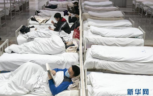 Bệnh viện ca bin di động Vũ Hán tiếp nhận ca bệnh đầu tiên: Bệnh nhân bình thản đọc sách