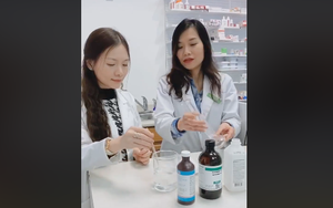 Video: Dược sĩ từ Canada chỉ cách pha chế dung dịch cồn rửa tay sát khuẩn đúng chuẩn WHO