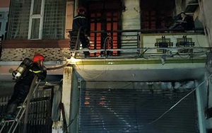 Cảnh sát dùng thang leo lên tầng nhà khống chế đám cháy lớn, thiêu rụi 6 tấn vải vụn trong đêm ở Sài Gòn