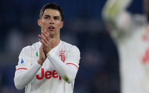 Ronaldo lập kỷ lục ghi bàn, Juve vẫn gục ngã