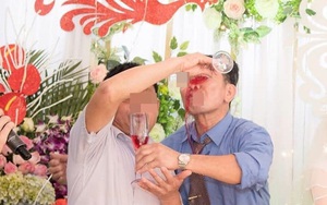 Chúc rượu trong đám cưới, 2 ông thông gia có động tác lạ khiến dân tình không thể nhịn cười