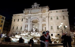 24h qua ảnh: Cặp đôi trao nhau nụ hôn qua lớp khẩu trang trước đài phun nước ở Italia