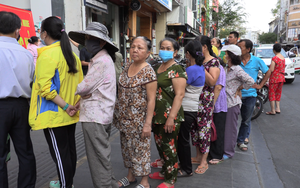 TP. HCM: Dân xếp hàng ngay ngắn để nhận khẩu trang vải kháng khuẩn