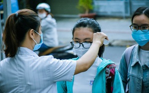 [Ảnh] Học sinh lớp 12 ở Đà Nẵng quay lại trường học sau kỳ nghỉ dài phòng dịch Covid-19