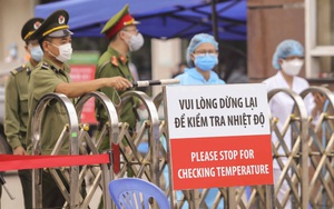 An ninh nghiêm ngặt ở Bệnh viện Bạch Mai, người dân không thể tự do ra vào, gửi đồ tiếp tế vào trong