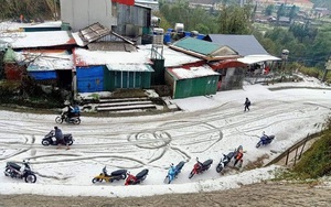 Mưa đá to bằng viên bi phủ trắng như tuyết trên đường, rừng núi Lai Châu