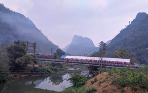 Xôn xao hình ảnh người dân dựng rạp đám cưới giữa cầu