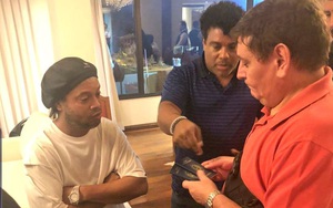 Cảnh sát ập vào phòng phát hiện hộ chiếu giả, Ronaldinho bị bắt giữ, không được về Brazil