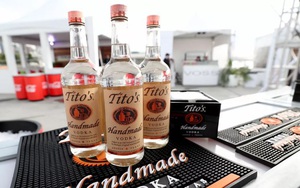 'Vodka không phải chất khử trùng' - Một công ty rượu dành cả ngày trên Twitter để cảnh báo khách hàng