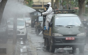 Hà Nội: Phun thuốc tiêu trùng khử độc ở nơi phát hiện bệnh nhân thứ 17 dương tính Covid-19