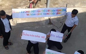 8/3 giữa mùa dịch Corona, các nam sinh vẫn dày công tặng các nữ sinh trong lớp quà vừa chất vừa độc