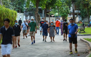 Người dân Sài Gòn vô tư tập trung hóng mát và tập thể dục trong ngày đầu tiên cách ly toàn xã hội