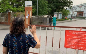 Xúc động khoảnh khắc bác sĩ Bệnh viện dã chiến số 2 Quảng Ninh gặp vợ và nói chuyện từ xa qua hàng rào chắn