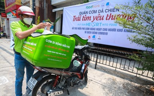 Quán 'cơm dã chiến' ở Sài Gòn phát suất ăn 0 đồng cho người nghèo trong mùa dịch