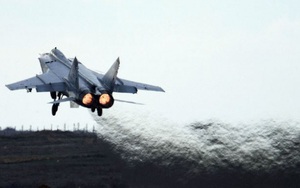 Nóng: Siêu tiêm kích MiG-31 bốc cháy khi đang cất cánh, hai phi công thoát nạn thần kỳ