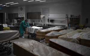Tây Ban Nha: Thi thể bệnh nhân Covid-19 chuyển đến liên tục, nhà tang lễ làm việc suốt đêm, hỏa táng không kịp