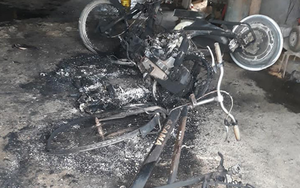 Điều tra vụ xe máy, xe đạp ở nhà dân bốc cháy lúc nửa đêm, nghi bị ném bom xăng