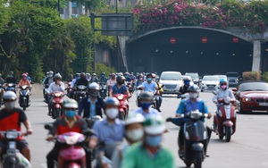 [Ảnh] Đường phố nhộn nhịp trở lại, các phương tiện chen chân chờ đèn đỏ ngày đầu tiên hết cách ly toàn xã hội ở TP.HCM