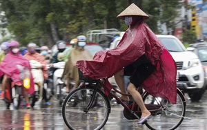 Hà Nội ngày đầu hết cách ly xã hội: Người dân đổ ra đường đi làm dưới cơn mưa tầm tã