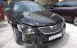 Vật nhỏ rơi lại hiện trường tố cáo tài xế Camry tông người trọng thương, lái xe bỏ trốn