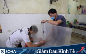 Quán cơm bình dân ở Hà Nội dựng vách trên bàn ăn, khách hàng không thể thấy mặt nhau