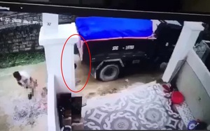 Bắt khẩn cấp tài xế lùi xe cán chết bé trai rồi bế xác đi phi tang, chùi hiện trường