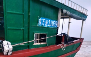 Bí ẩn con tàu không có người, thân tàu ghi chữ Trung Quốc trôi dạt vào bờ biển Quảng Bình