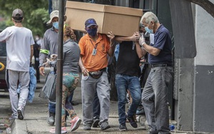 Ecuador: Nhà xác quá tải, thi thể nạn nhân COVID-19 xếp chồng chất đến 6-7 tầng trong nhà vệ sinh bệnh viện