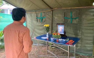 Mẹ qua đời, người đàn ông lập bàn thờ vọng chịu tang mẹ 3 ngày trong khu cách ly