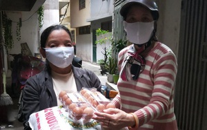 Quận Ba Đình: Phát gạo, nhu yếu phẩm giúp đỡ người dân phòng chống dịch Covid-19