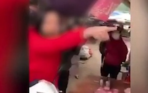 Không đeo khẩu trang vào chợ bị nhắc, người phụ nữ gào thét: "Mày chỉ là một thằng bảo vệ vớ vẩn"