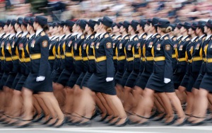 24h qua ảnh: Nữ quân nhân Belarus duyệt binh mừng chiến thắng phát xít