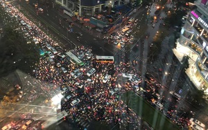 Loạt ảnh từ trên cao cho thấy đường phố Hà Nội hỗn loạn trong cơn mưa lớn vào giờ tan tầm, người dân chật vật tìm lối thoát