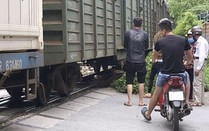 Bỏ lại xe đạp điện, người phụ nữ bất ngờ lao vào tàu hoả tự tử ở Hà Nội