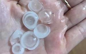 Mưa đá bất ngờ trút xuống Hà Nội trong đêm