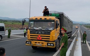 Quảng Ninh: Cán bộ công an bị thương khi khống chế gã đàn ông cầm dao dọa tài xế trên cao tốc
