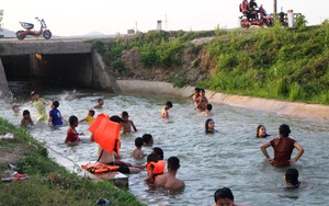 Nắng nóng, dân Nghệ An mang can nhựa, thùng xốp đổ xô ra sông Lam, kênh nước tắm