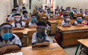 Bác sĩ từng thực hiện video hướng dẫn cách làm kính bảo hộ ngỡ ngàng trước cảnh học sinh đeo nón có tấm kính chắn ở lớp